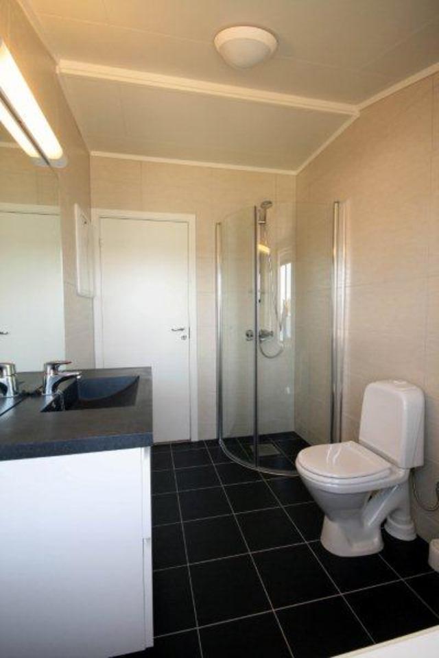 /pictures/Norsk/BO/apt 1 bathroom2 lite.jpg